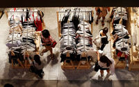 Wanita Berbelanja Pakaian di Toko Pusat Perbelanjaan Central Business District (CBD) Sydney Australia