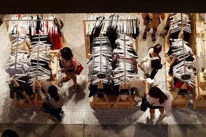 Wanita Berbelanja Pakaian di Toko Pusat Perbelanjaan Central Business District (CBD) Sydney Australia