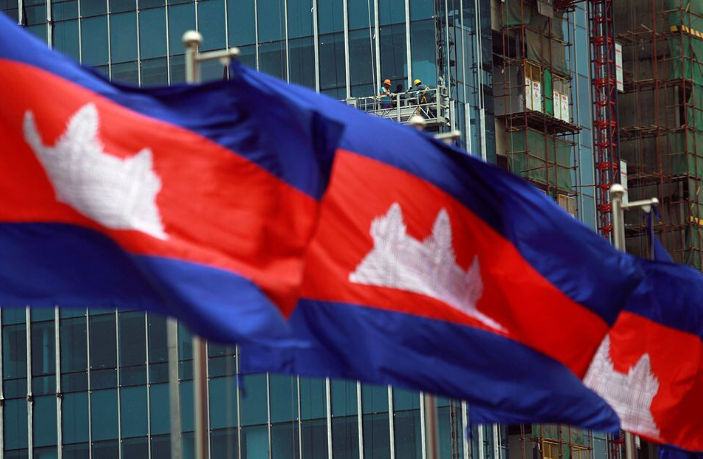 Bendera Nasional Kamboja Terlihat Saat Buruh Bekerja di Lokasi Konstruksi di Phnom Penh, Kamboja (Reuters/Samrang Pring)