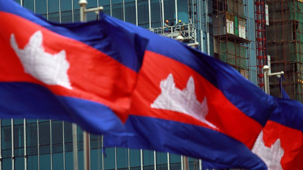 Bendera Nasional Kamboja Terlihat Saat Buruh Bekerja di Lokasi Konstruksi di Phnom Penh, Kamboja