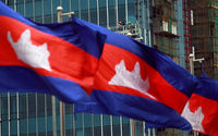 Bendera Nasional Kamboja Terlihat Saat Buruh Bekerja di Lokasi Konstruksi di Phnom Penh, Kamboja (Reuters/Samrang Pring)