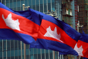 Bendera Nasional Kamboja Terlihat Saat Buruh Bekerja di Lokasi Konstruksi di Phnom Penh, Kamboja
