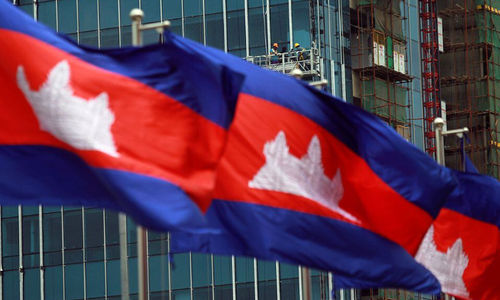 Bendera Nasional Kamboja Terlihat Saat Buruh Bekerja di Lokasi Konstruksi di Phnom Penh, Kamboja (Reuters/Samrang Pring)