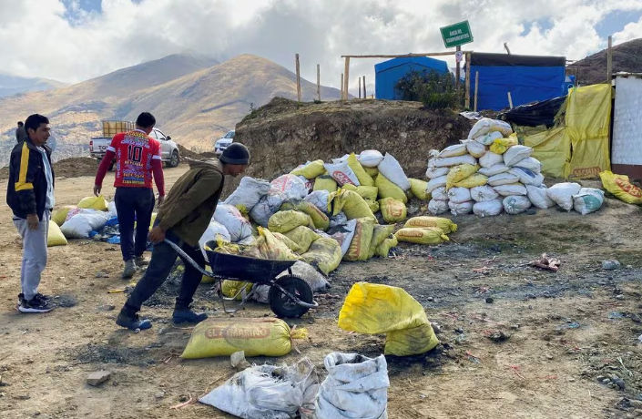Penambang Pengrajin Bekerja di Daerah di mana Ratusan Penambang Pengrajin Lainnya Telah Menemukan Lapisan Tembaga yang Kaya di Perbukitan Tapairihua di Andes Peru (Reuters/Marco Aquino)