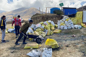 Penambang Pengrajin Bekerja di Daerah di mana Ratusan Penambang Pengrajin Lainnya Telah Menemukan Lapisan Tembaga yang Kaya di Perbukitan Tapairihua di Andes Peru