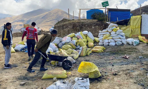 Penambang Pengrajin Bekerja di Daerah di mana Ratusan Penambang Pengrajin Lainnya Telah Menemukan Lapisan Tembaga yang Kaya di Perbukitan Tapairihua di Andes Peru (Reuters/Marco Aquino)