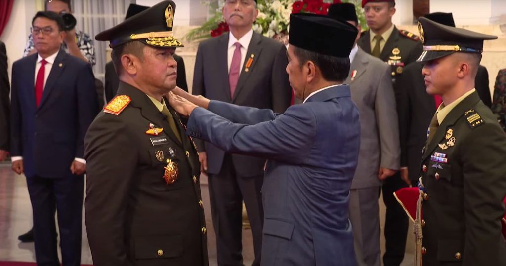 Presiden RI Joko Widodo (Jokowi) melantik Letnan Jenderal TNI Maruli Simanjuntak sebagai Kepala Staf Angkatan Darat (KSAD), di Istana Negara, Jakarta, Rabu, 29 November 2023. 

