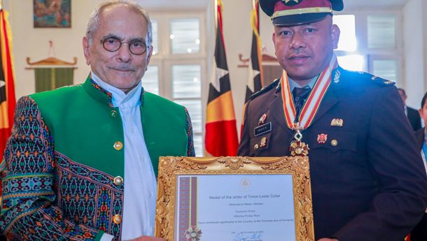 Anggota Polri Ipda Fridus Bere Terima Medali Kehormatan dari Presiden Timor Leste