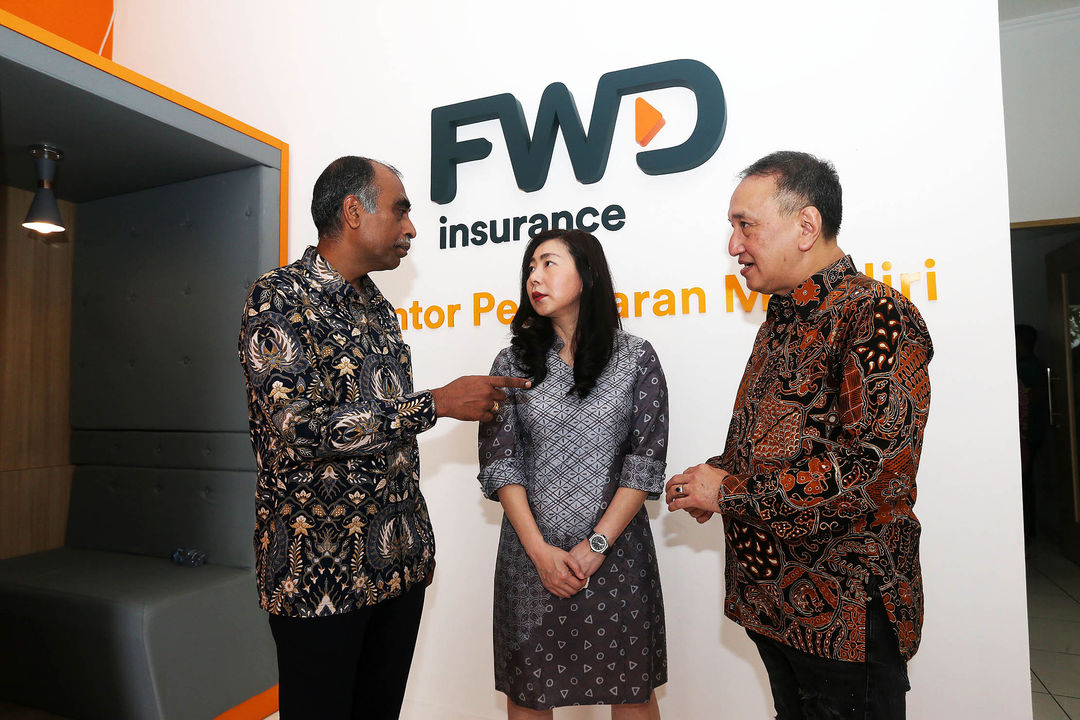 Dari ki-ka : Chief of Distribution Strategy FWD Insurance Praveen Paladugu -  Direktur Utama FWD Insurance Desy N. Widjaya –  Partner FWD Insurance Tan Siang Surya berbincang pada peresmian Kantor Pemasaran Mandiri FWD Insurance di Tangerang Selatan, Senin 27 November 2023. Foto : Panji Asmoro/TrenAsia