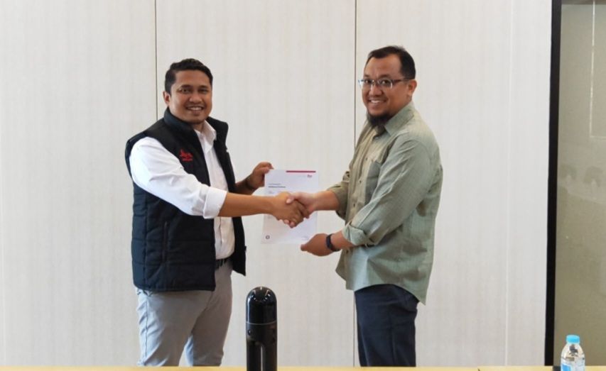 Kepala Departemen Teknik Geomatika ITS Danar Guruh Pratomo ST MT PhD (kanan) saat menerima hibah secara simbolis dari PT Leica Geosystem Indonesia lewat perantara PT Sonar Nusantara Utama.