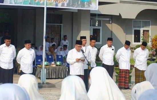 Pj Bupati PPU, Makmur Marbun memimpin upacara peringatan Hari Santri Nasional 2023  