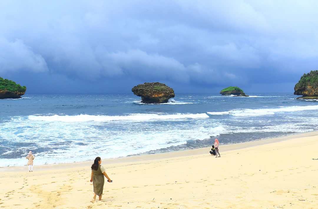 Pantai Srau di Kabupaten Pacitan