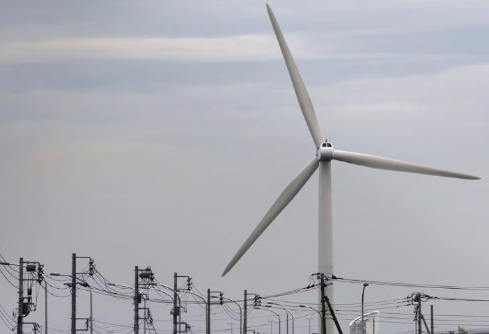 Turbin Angin Terlihat di Belakang Tiang Listrik di Tokyo (Reuters/Kim Kyung-Hoon)