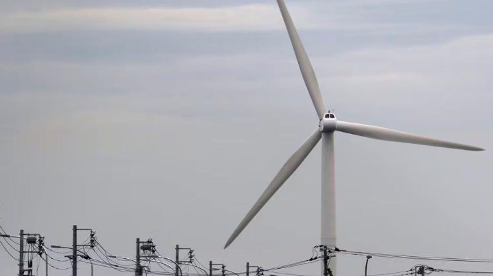 Turbin Angin Terlihat di Belakang Tiang Listrik di Tokyo