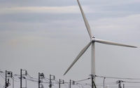 Turbin Angin Terlihat di Belakang Tiang Listrik di Tokyo