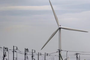 Turbin Angin Terlihat di Belakang Tiang Listrik di Tokyo