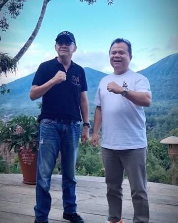 Caleg DPR RI dari Golkar Sulut, Ronny Sompie saat mengunjungi Kota Tomohon didampingi Carlo Tewu. (Foto:Istimewa)