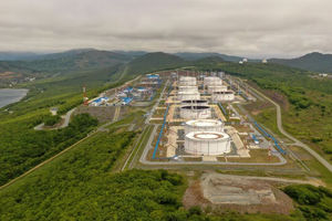 Tangki Minyak Operator Pipa Minyak Transneft di Terminal Minyak Mentah Kozmino di Tepi Teluk Nakhodka