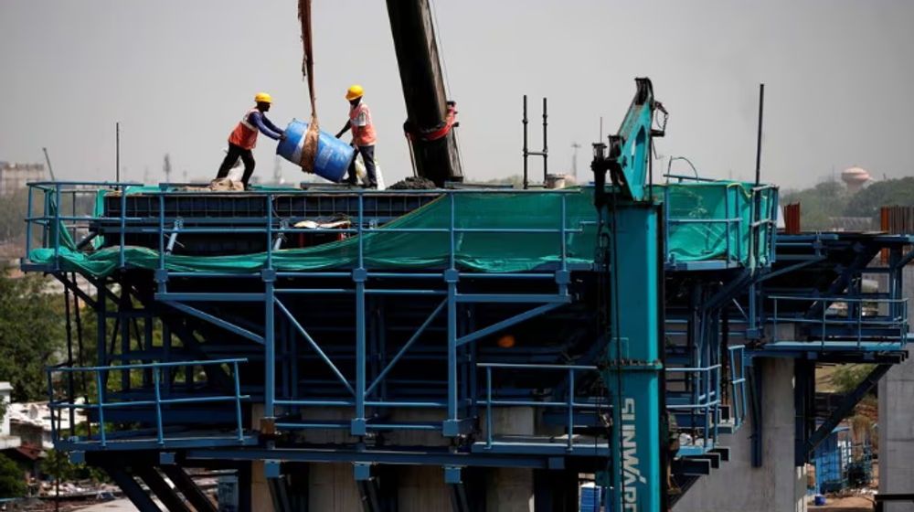 Buruh Bekerja di Lokasi Konstruksi Koridor Rel Kecepatan Tinggi Ahmedabad-Mumbai di Ahmedabad, India