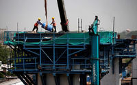 Buruh Bekerja di Lokasi Konstruksi Koridor Rel Kecepatan Tinggi Ahmedabad-Mumbai di Ahmedabad, India