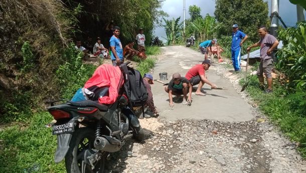 Tak Diperhatikan Pemda Manggarai, Warga Desa Bangka Ara Gotong-Royong Tambal Jalan Berlubang