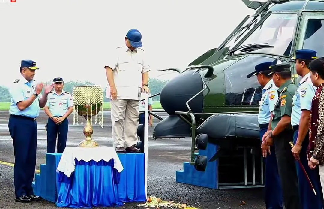 Menteri Prabowo melakukan pemecahan kendi dan penyiraman air bunga dalam acara penyerahan helikopter baru kepada TNI AU, Jumat 1 Desember 2023