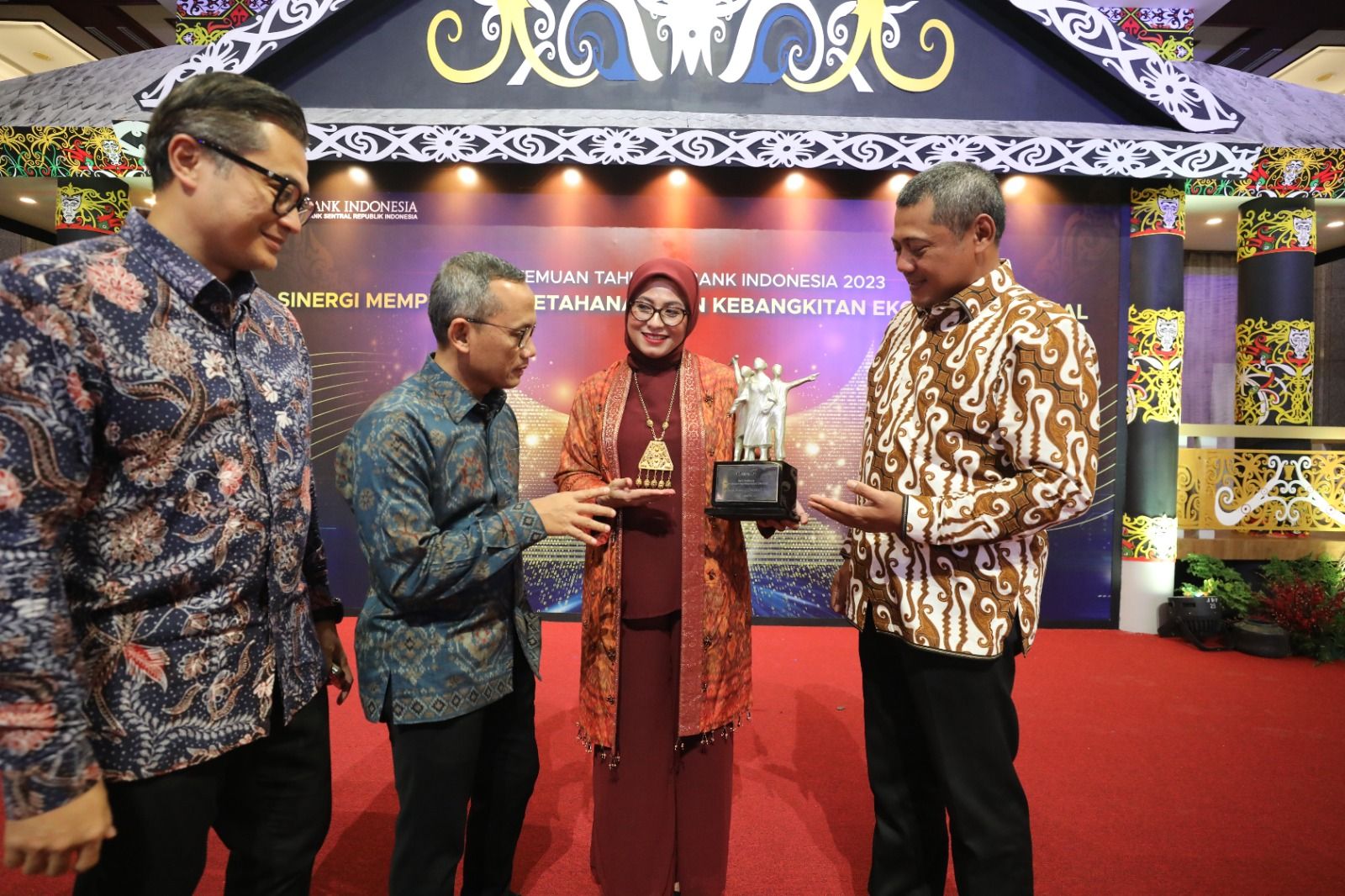 Pemberian penghargaan oleh Gubernur Bank Indonesia Perry Warjiyo kepada Direktur Treasury & International Banking Bank Mandiri, Eka Fitria, di Jakarta, Rabu malam, 29 November 2023.