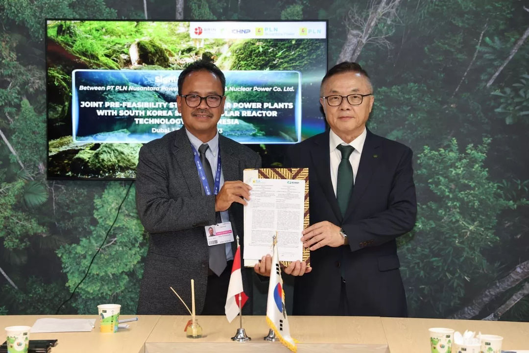 Direktur Utama PLN Nusantara Power Ruly Firmansyah (kiri) dan President & CEO Korean Hydro & Nuclear Power, Joo Hwang (kanan) saat menunjukkan nota kesepahaman di Dubai.