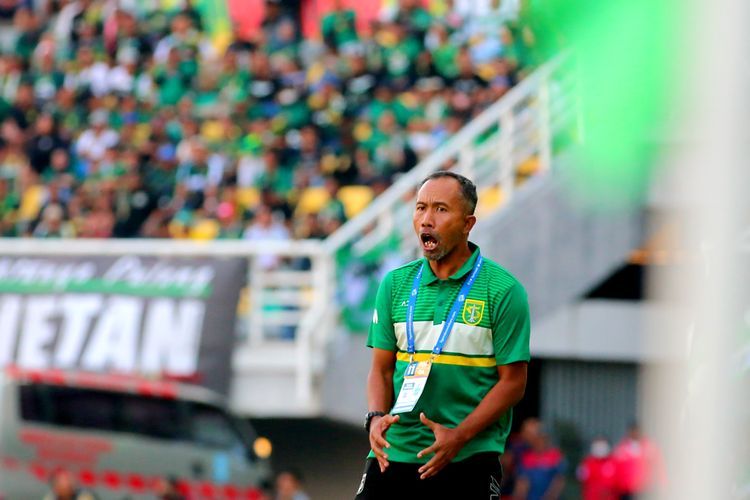 Uston Nawawi saat mndampingi Persebaya Surabaya