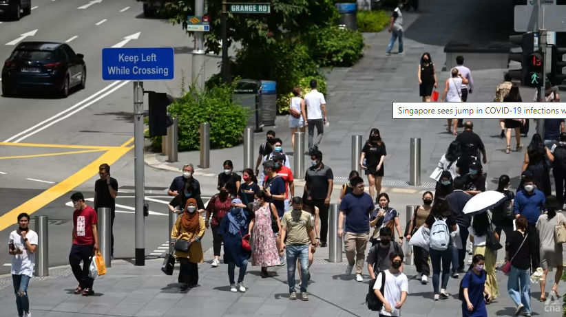 Orang-Orang Terlihat Berjalan di Sepanjang Orchard Road di Singapura (CNA/Marcus Mark Ramos)