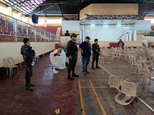 Gubernur Lanao Del Sur Mamintal Adiong Jr. Terlihat Saat Aparat Penegak Hukum Menyelidiki Lokasi Ledakan yang Terjadi Saat Misa Katolik di Sebuah Gimnasium di Universitas Negeri Mindanao di Marawi, Filipina (Reuters)