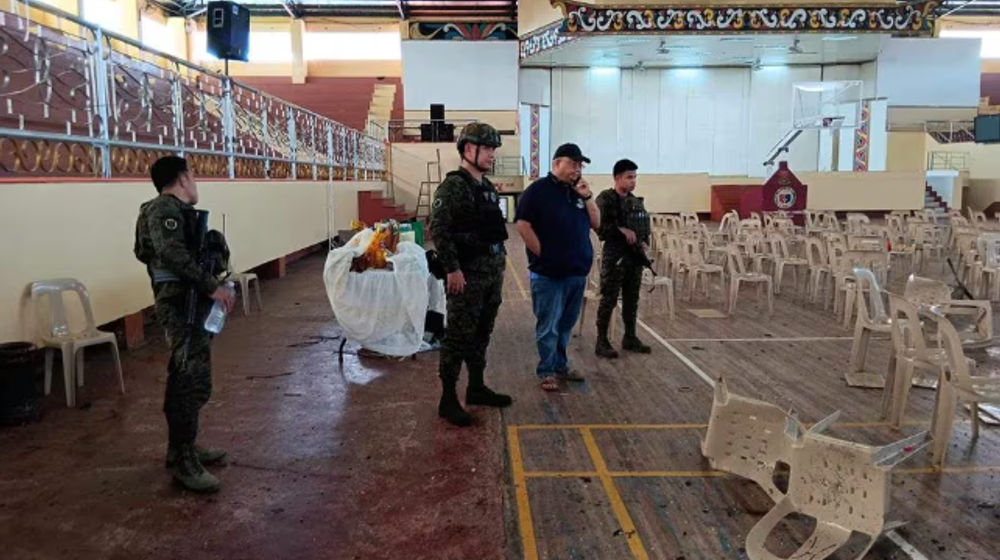 Gubernur Lanao Del Sur Mamintal Adiong Jr. Terlihat Saat Aparat Penegak Hukum Menyelidiki Lokasi Ledakan yang Terjadi Saat Misa Katolik di Sebuah Gimnasium di Universitas Negeri Mindanao di Marawi, Filipina