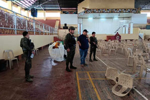 Gubernur Lanao Del Sur Mamintal Adiong Jr. Terlihat Saat Aparat Penegak Hukum Menyelidiki Lokasi Ledakan yang Terjadi Saat Misa Katolik di Sebuah Gimnasium di Universitas Negeri Mindanao di Marawi, Filipina