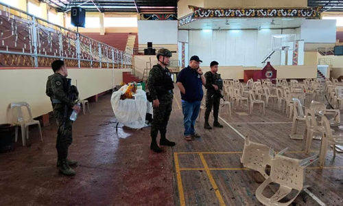 Gubernur Lanao Del Sur Mamintal Adiong Jr. Terlihat Saat Aparat Penegak Hukum Menyelidiki Lokasi Ledakan yang Terjadi Saat Misa Katolik di Sebuah Gimnasium di Universitas Negeri Mindanao di Marawi, Filipina