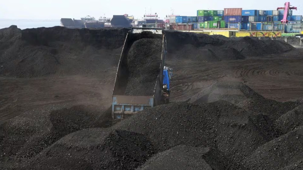 Sebuah Truk Membongkar Berton-Ton Batu Bara di Dalam Gudang di Kota Tondo, Metro Manila