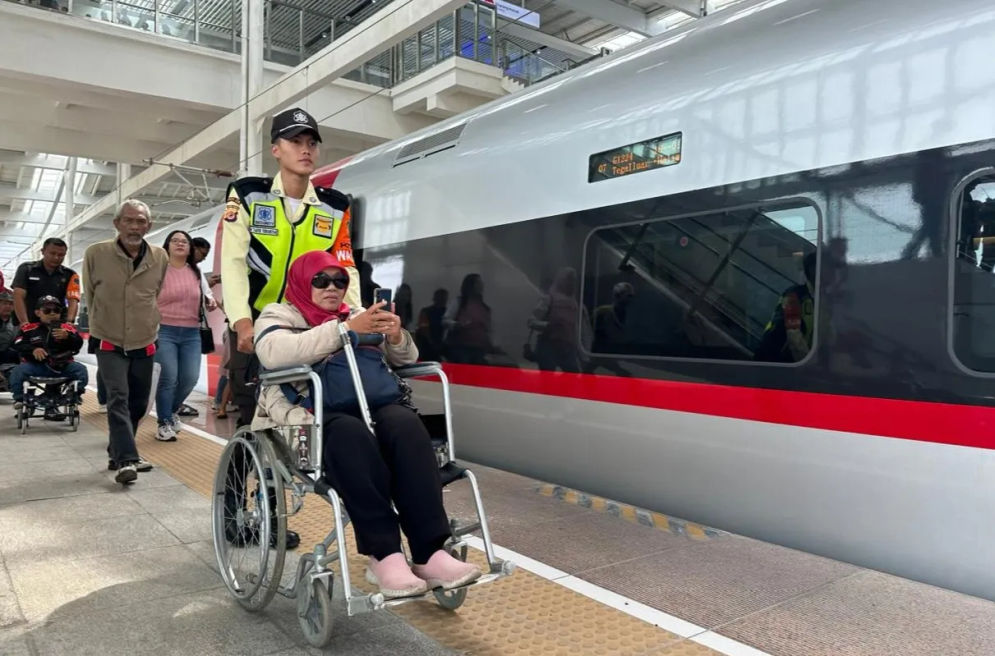 - PT Kereta Cepat Indonesia China (PT KCIC) memberikan fasilitas kepada komunitas penyandang disabilitas untuk menjajal moda transportasi terbaru Kereta Cepat Whoosh, Minggu 3 Desember 2023.