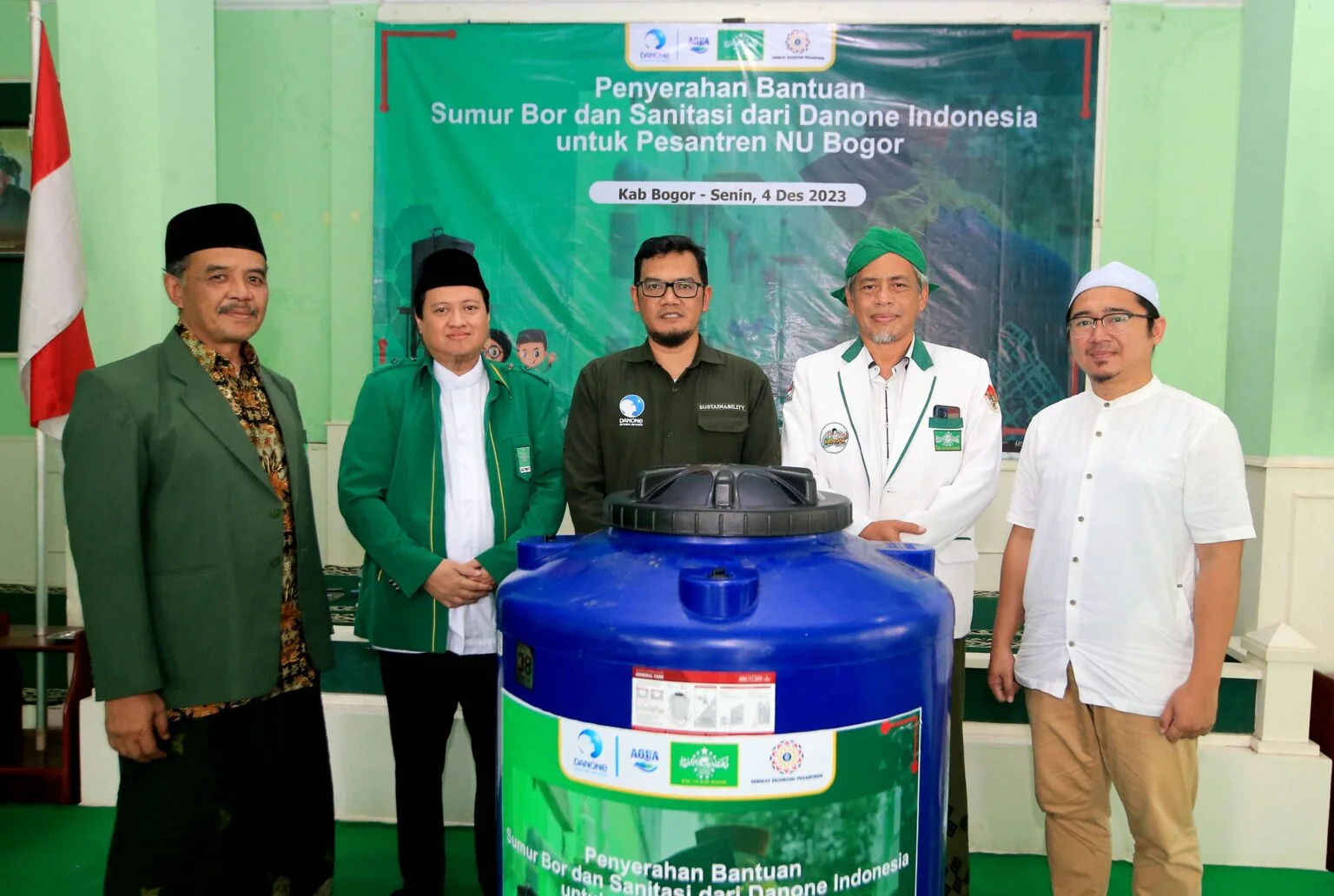 Penyerahan bantuan sumur bor dan sanitasi dari Danone Indonesia.