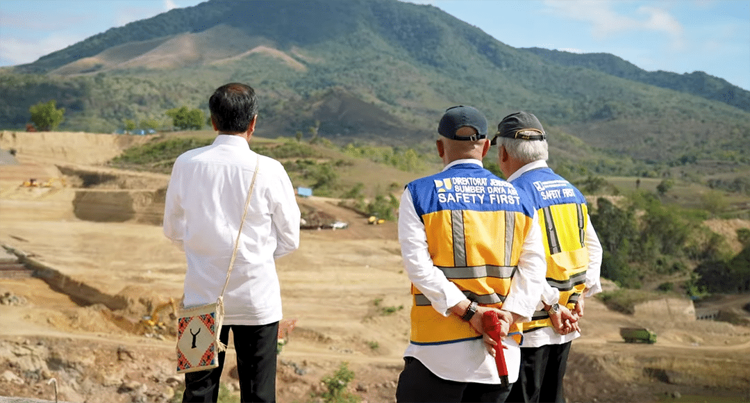 Presiden Joko Widodo saat melakukan peninjauan ke Bendungan Mbay di NTT, Selasa 5 Desember 2023