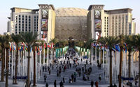 Orang-Orang Berjalan di Kota Dubai Expo Selama Konferensi Perubahan Iklim Perserikatan Bangsa-Bangsa (COP 28) (Reuters/Amr Alfiky)