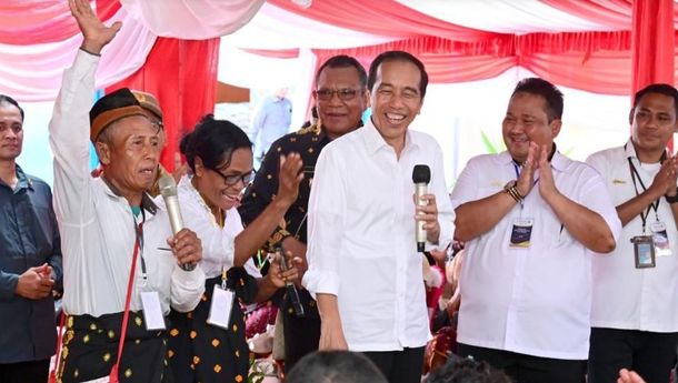 Presiden Jokowi Cek Stok Beras dan Bagikan Bantuan Pangan CBP di Kabupaten Nagekeo