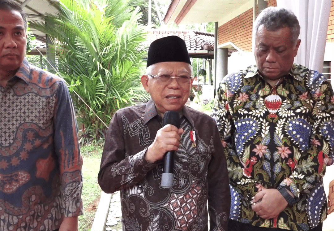 Wapres Ma'aruf Amin (Tengah) memberikan beberapa keterangan usai membuka Acara Indonesia Sharia Economic Outlook 2024, Selasa 5 Desember 2023