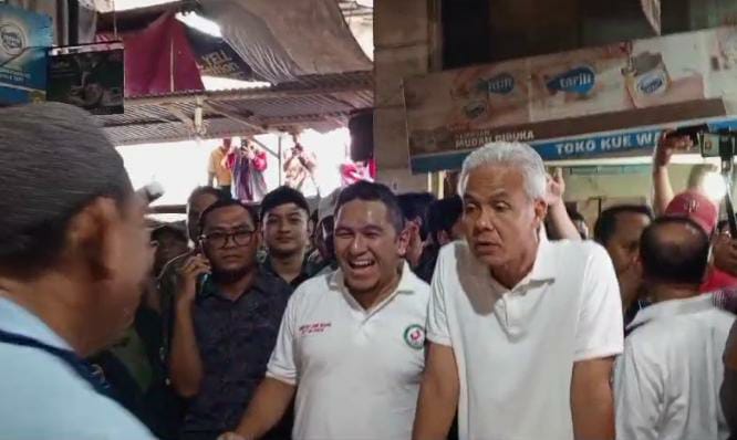 Ketua RAPI, Andrian Lame Muhar mendampingi Calon Presiden RI nomor urut Tiga, Ganjar Pranowo menyapa para pedagang pasar baru