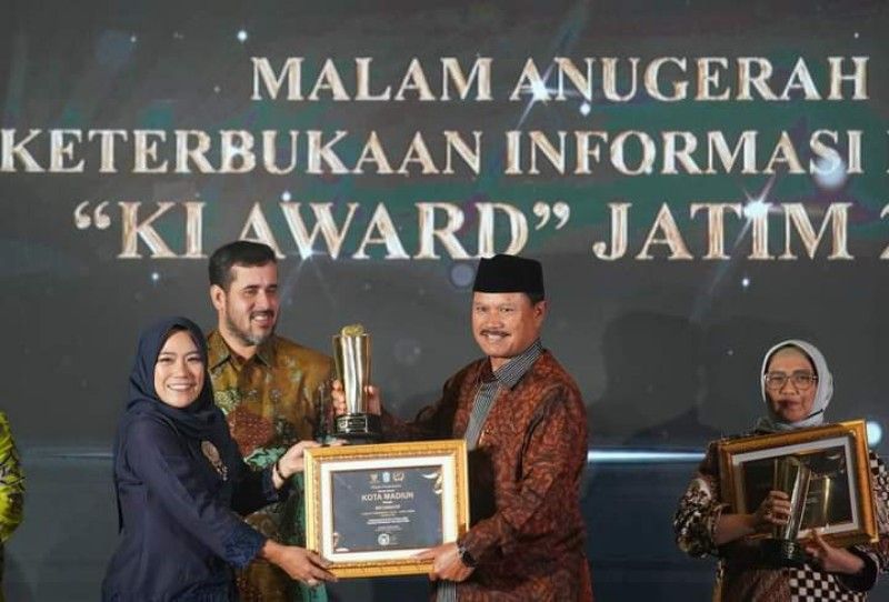 walikota Madiun Maidi saat menerima penghargaan