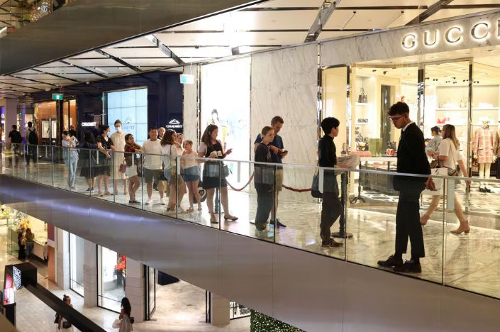 Pembeli Liburan Mengantre di Dalam Mal di Pusat Kota Sydney, Australia (Reuters/Loren Elliott)