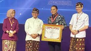 walikota Surabaya Eri Cahyadi menerima penghargaan