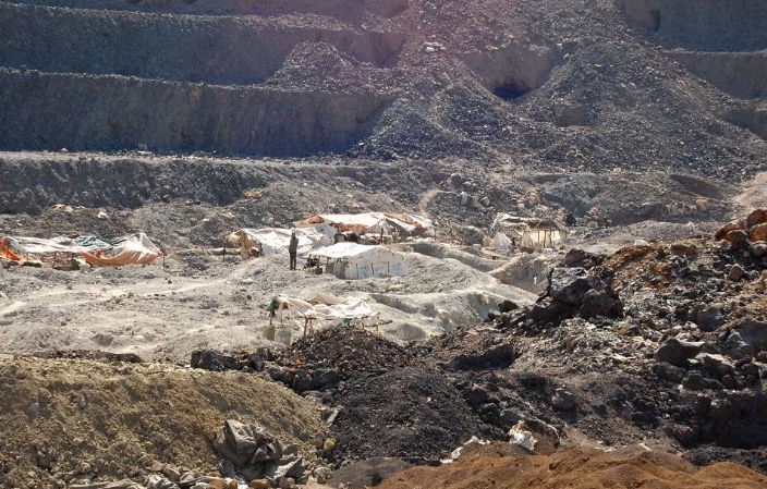 Penambang Artisanal Bekerja di Tilwizembe, Bekas Tambang Tembaga Kobalt Industri, di Luar Kolwezi, Ibu Kota Provinsi Lualaba di Selatan Republik Demokratik Kongo (Reuters/Aaron Ross)