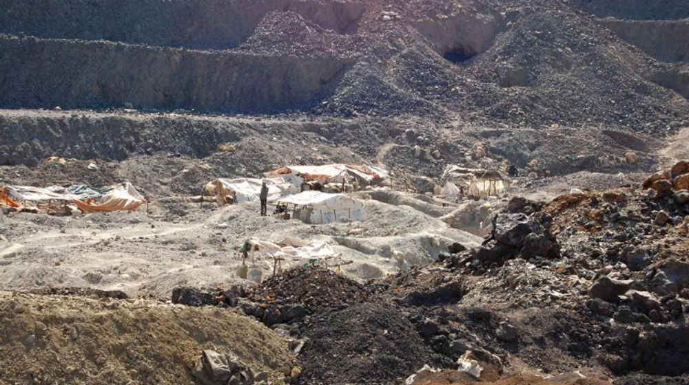 Penambang Artisanal Bekerja di Tilwizembe, Bekas Tambang Tembaga Kobalt Industri, di Luar Kolwezi, Ibu Kota Provinsi Lualaba di Selatan Republik Demokratik Kongo