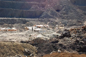 Penambang Artisanal Bekerja di Tilwizembe, Bekas Tambang Tembaga Kobalt Industri, di Luar Kolwezi, Ibu Kota Provinsi Lualaba di Selatan Republik Demokratik Kongo