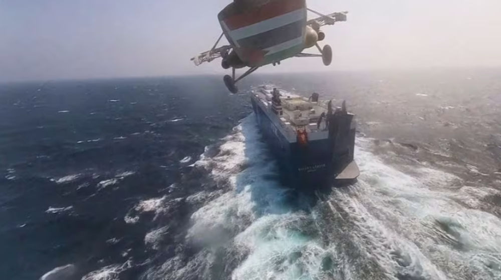 Helikopter Militer Houthi Terbang di Atas Kapal Krgo Pemimpin Galaksi di Laut Merah