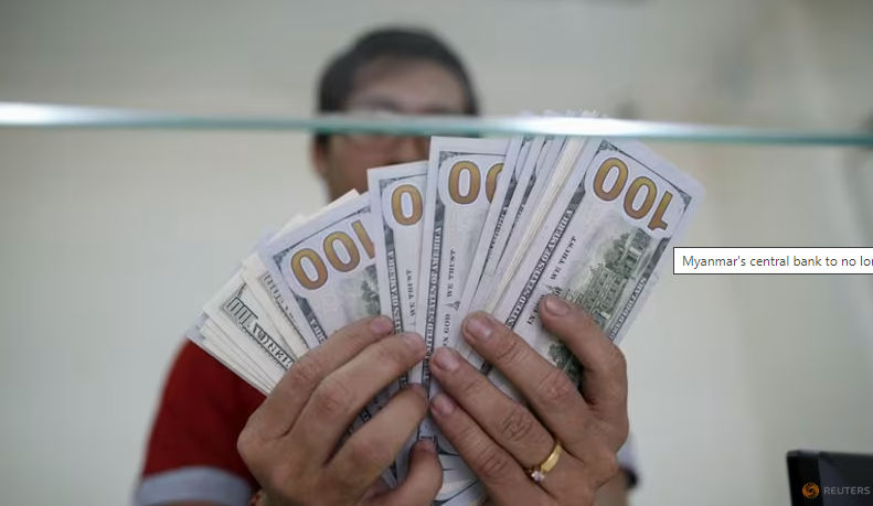 Staf Bank Menunjukkan Uang Kertas Seratus Dolar AS di Money Changer AYA Bank di Yangon (Reuters/Soe Zeya Tun)